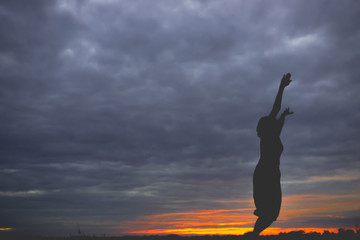 Fototapeta premium Silhouette of asian woman play yoga on sunset