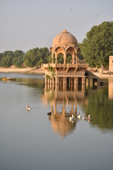 Obraz premium historical monument with sunrise in gadisar lake jaisalmer rajasthan india