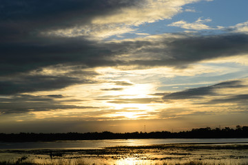 Obraz premium Beautiful Colorful sunset of sky at the dam