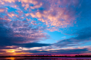 Fototapeta na wymiar Beautiful Colorful sunset of sky at the dam