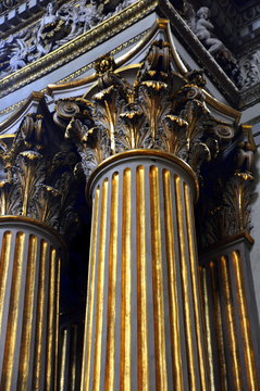Antike Säulen in der Kathedrale San Pietro