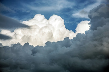 nuagea charg&eacute;s