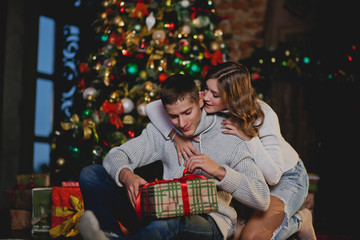 Obraz na płótnie Canvas Couple celebrates new year/Christmas