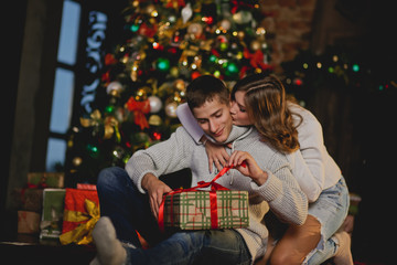 Obraz na płótnie Canvas Couple celebrates new year/Christmas