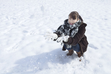 Fototapeta na wymiar 雪遊びする若い女性