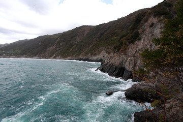 Fototapeta na wymiar waves crashing on the rocky coast m