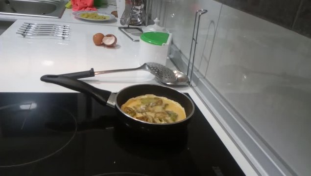 Time Lapse cocinando tortilla francesa con alcachofas
