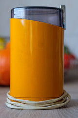Orange Kaffeemühle in orange aus den 70er Jahren