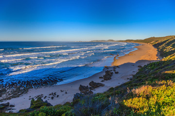 Aufnahme vom Brenton Beach in Südafrika Morgens bei Sonnenaufgang menschenleer bei wolkenlosem...