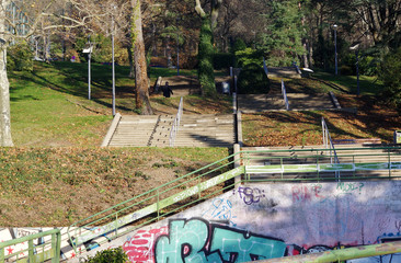 Fototapeta na wymiar montée d'escalier dans un parc 