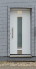 Moderne weiße Haustür