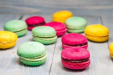 Разноцветные макаруны на деревянном фоне