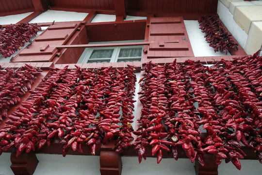 Fa&ccedil;ade de maisons avec piments &agrave; Espelette, France