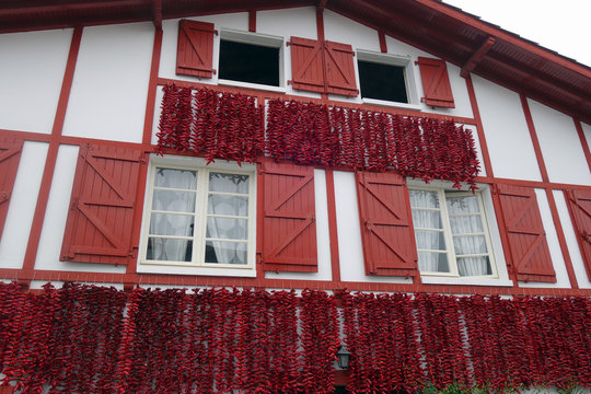 Fa&ccedil;ade de maisons avec piments &agrave; Espelette, France