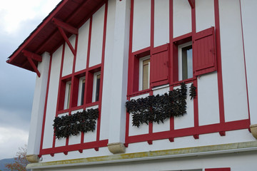 Façade de maisons avec piments à Espelette, France