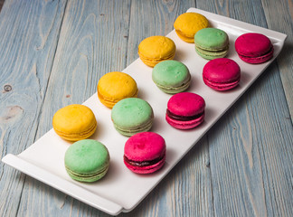 Разноцветные макаруны на деревянном фоне