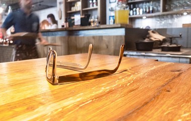 Okulary leżą na stole  © blesz