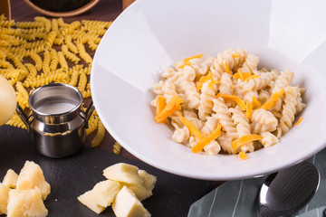 Grated cheese is served with paste in cheese sauce