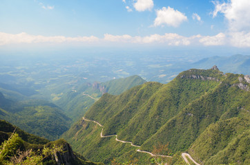 Ótima imagem do Vale do Rio do Rastro, serra gaúcha, estrada perigosa nas montanhas