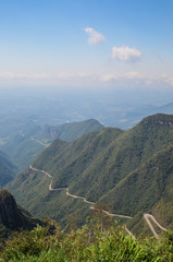 Ótima imagem do Vale do Rio do Rastro, serra gaúcha, estrada perigosa nas montanhas