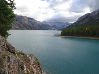 Obraz premium Lake Minnewanka in Canada, Banff National Park