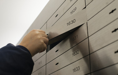 Schließfach in einem Tresor einer Bank öffnen