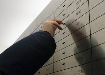 Schließfach in einem Tresor einer Bank öffnen