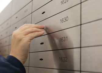 Schließfach in einem Tresor einer Bank öffnen