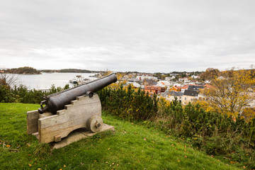 Salute canon standing on Kirkeheia, with Grimstad city seen below in the background.