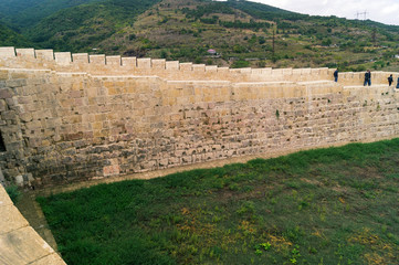 Вид изнутри на каменную стену крепости Нарын-Кала, Дербент, Дагестан.