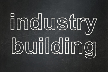 Obraz premium Koncepcja produkcji: przemysł tekstowy, opierając się na tle czarnej tablicy