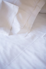 Obraz premium Luksusowe łóżko do sypialni hotelowej