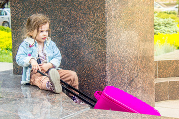 Naklejka premium Little kid girl traveler - girl with travel bag.