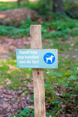Hinweistafel Hunde an die Leine auf dem friedhof