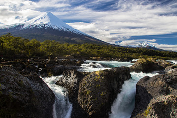 Petrohué Waterfalls and vulcano Osorno / Petrohue Wasserfälle und Vulkan Osorno