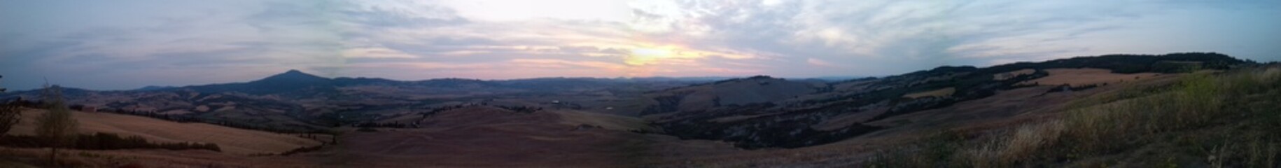 panoramica sulle colline alla sera