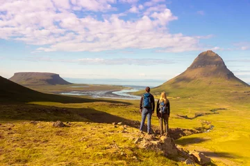 Foto op Plexiglas Kirkjufell Trekking in IJsland bij de berg Kirkufell / Wandern am Kirkjufell op het eiland
