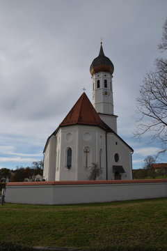 Dorfkirche in Dettendorf, Oberbayern, Deutschland