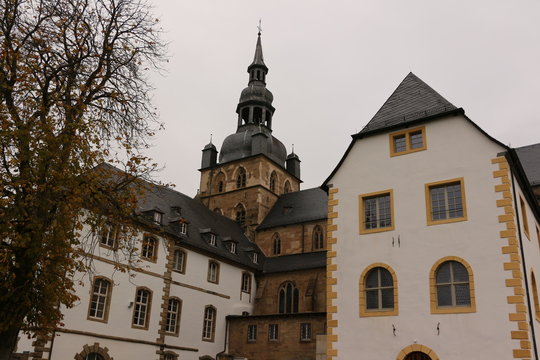 Klostergeb&auml;ude und Kirchturm in der Benediktinerabtei Tholey im Saarland