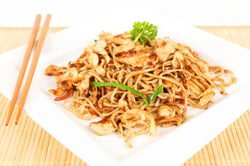 gebratene Nudeln mit Hähnchenfleisch