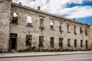Fototapeta premium Damaged building against cloudy sky