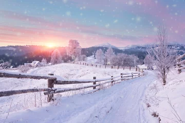 Papier Peint photo autocollant Hiver Paysage d& 39 hiver avec clôture en bois et route enneigée