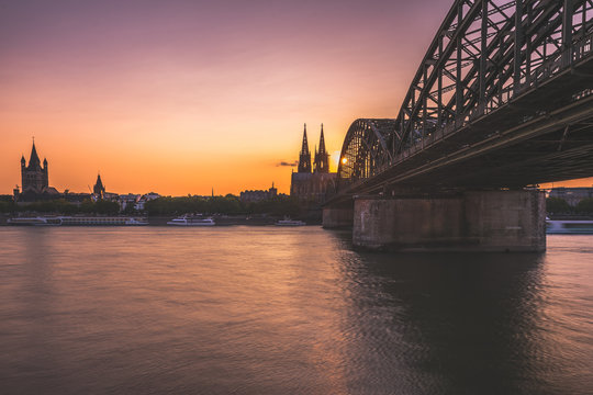 Sonnenuntergang an der Hohenzollernbr&uuml;cke am Rhein in K&ouml;ln