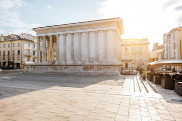 Fototapeta premium Widok na starożytną rzymską świątynię Maison Carree w słoneczny poranek w Nimes w regionie Occitanie w południowej Francji