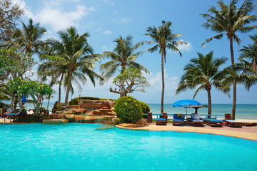 Obraz na płótnie Canvas Swimming pool on a tropical beach