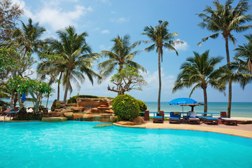 Obraz premium Swimming pool on a tropical beach