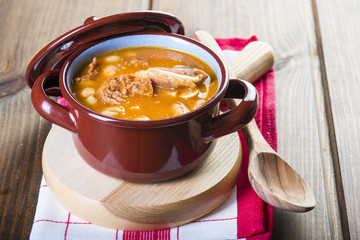Estofado de alubias blancas con carne de cerdo o fabada asturiana comida tradicional española