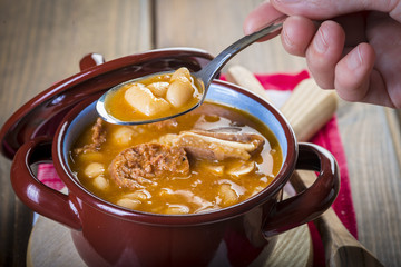 Estofado de alubias blancas con carne de cerdo o fabada asturiana comida tradicional española