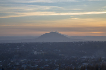 Красивый вид на гору вдалике, вечерний пейзаж, облачное небо
