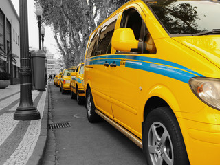 Madera.Postój żółtych taxi w Funchal.